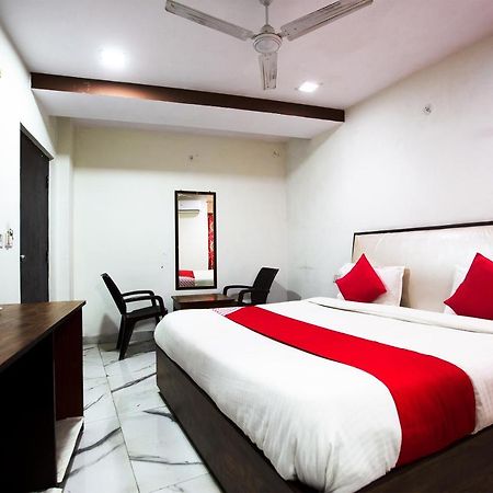 Oyo 44174 Hotel Mid Town Prime Harthala Bagian luar foto