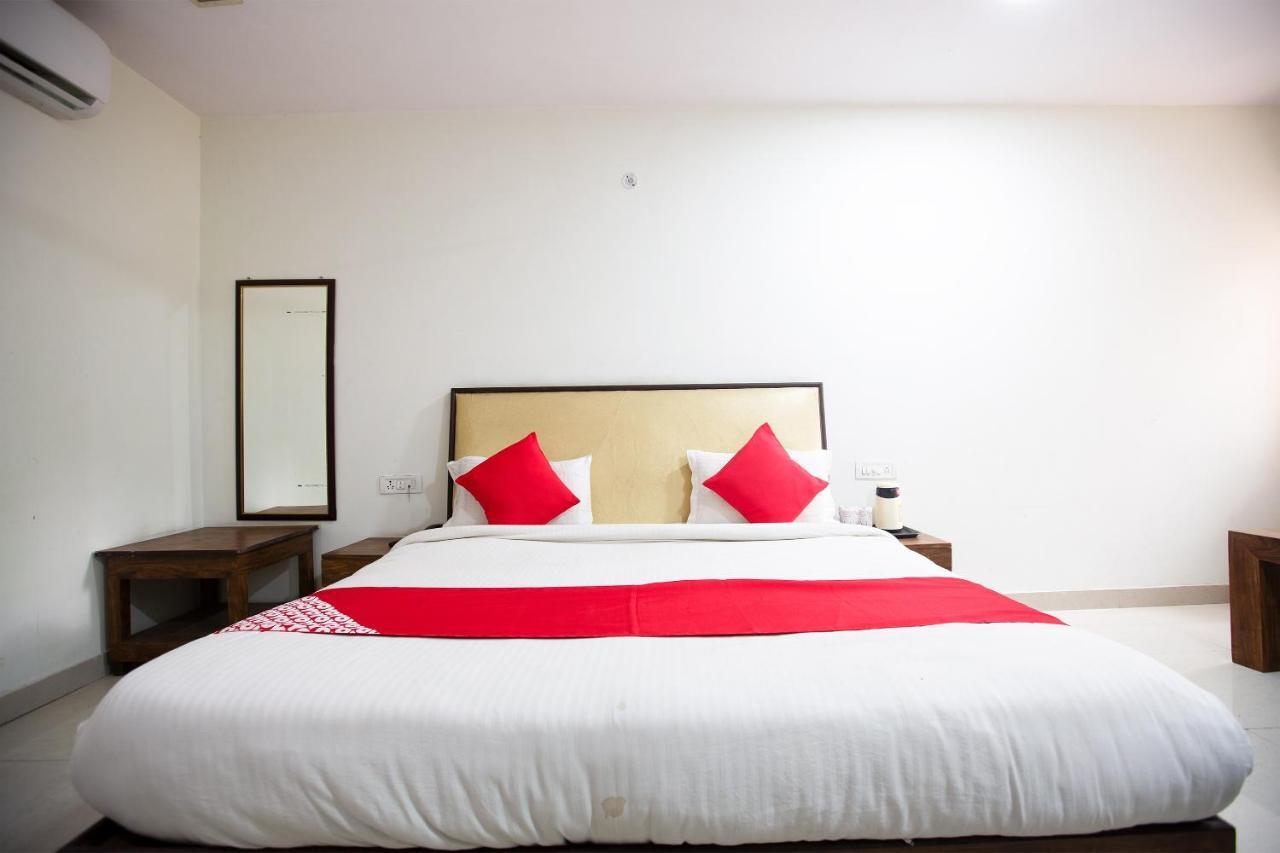 Oyo 44174 Hotel Mid Town Prime Harthala Bagian luar foto