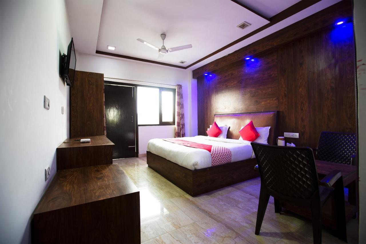 Oyo 44174 Hotel Mid Town Prime Harthala Bagian luar foto