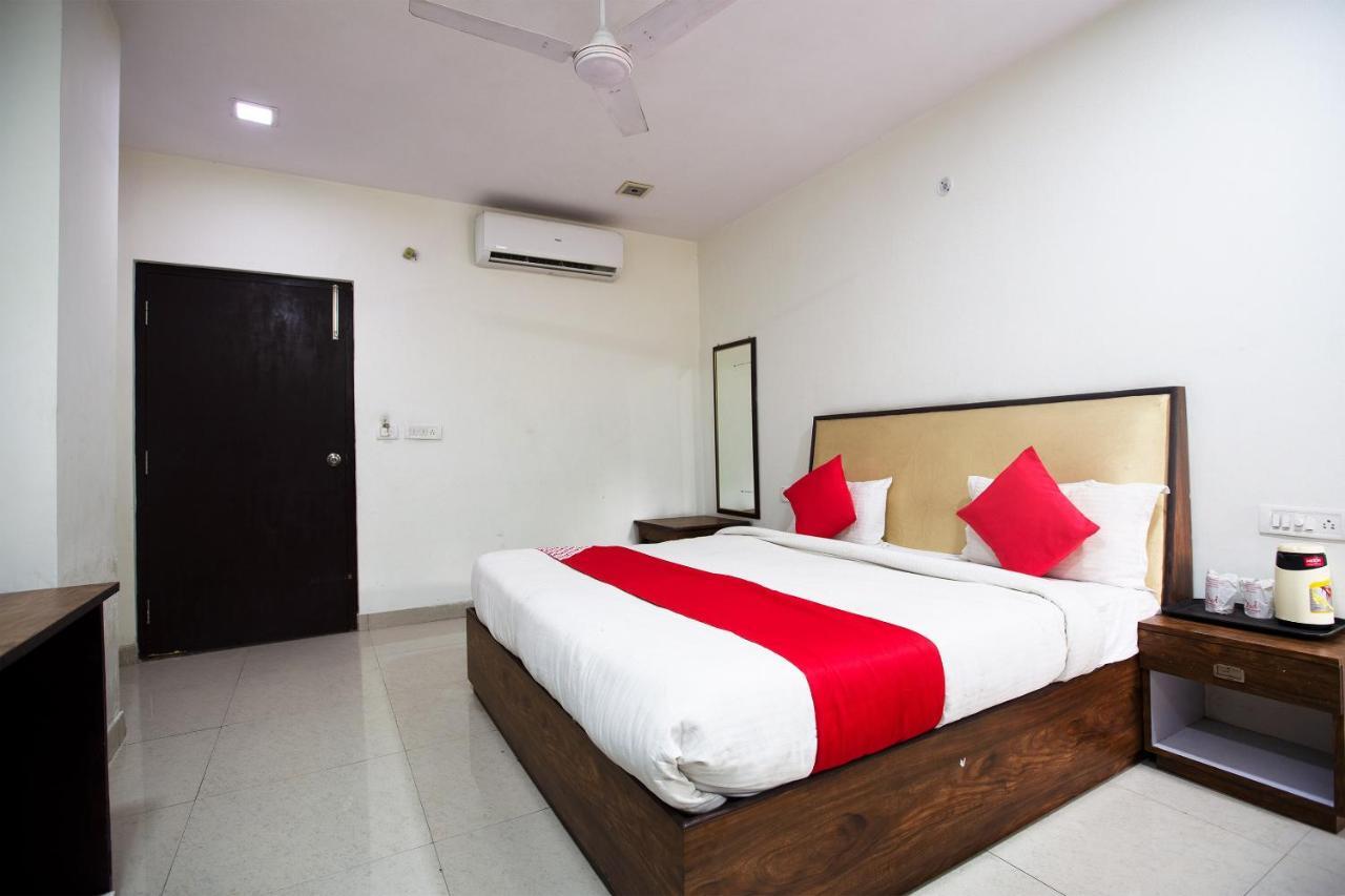 Oyo 44174 Hotel Mid Town Prime Harthala Bagian luar foto