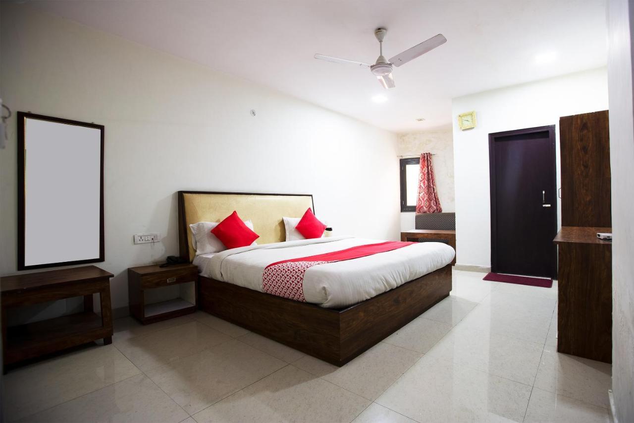 Oyo 44174 Hotel Mid Town Prime Harthala Bagian luar foto