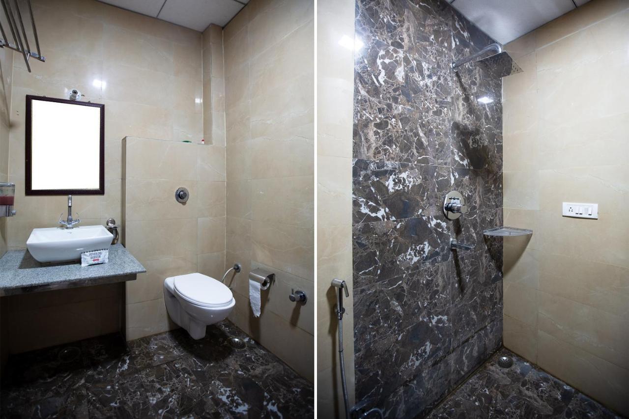 Oyo 44174 Hotel Mid Town Prime Harthala Bagian luar foto