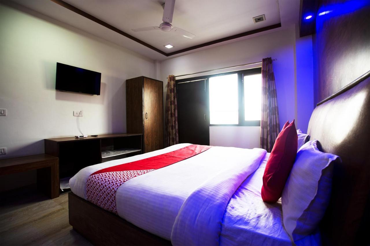 Oyo 44174 Hotel Mid Town Prime Harthala Bagian luar foto